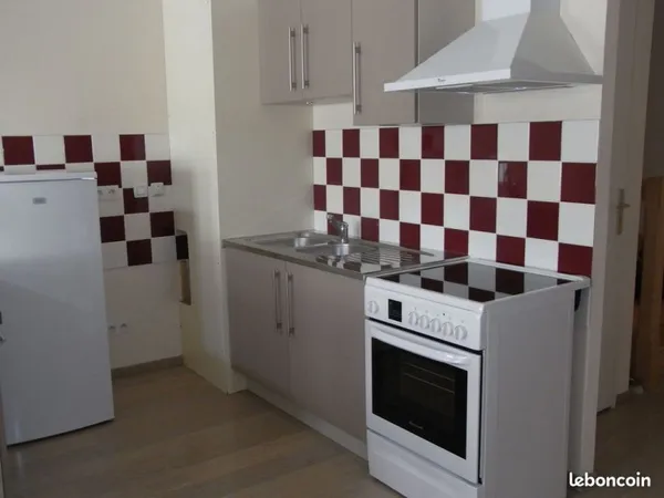 Appartement type F2 meublé 2ème étage - 80 grande rue LOUAHNS