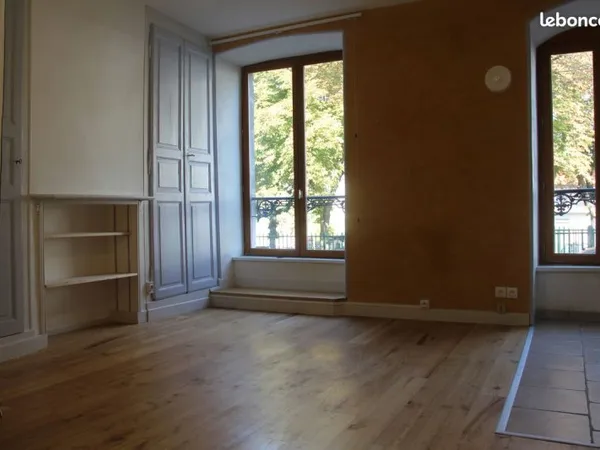 Logement lumineux face au square