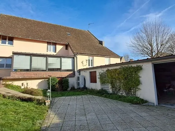 MAISON avec volumes généreux située proche commodités et éc