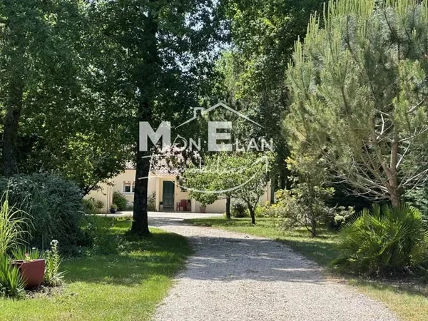 À vendre : Maison de plain-pied avec piscine et grand terrain paysagé au Cellier