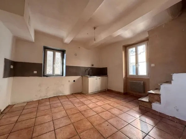 MAISON T3/4 AVEC GARAGE ET CAVE A VENDRE SUR PEYROLLES EN PR