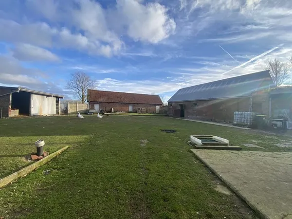 Maison de village sur près d'un hectare avec dépendances et