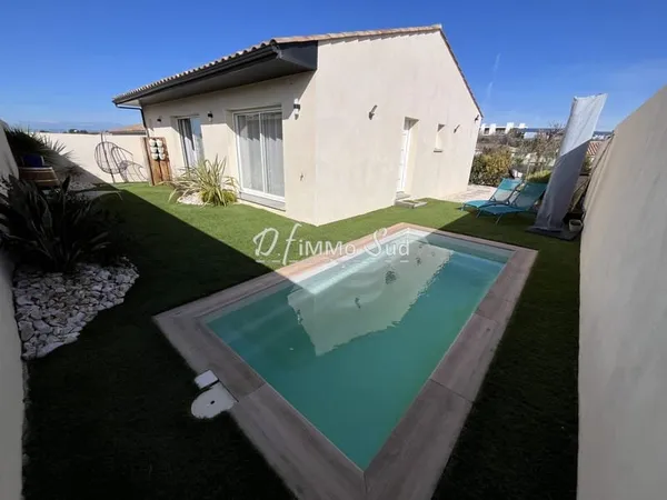Maison T4 de 87 m2, 3 faces de plain-pied avec piscine, extérieur et grand garage