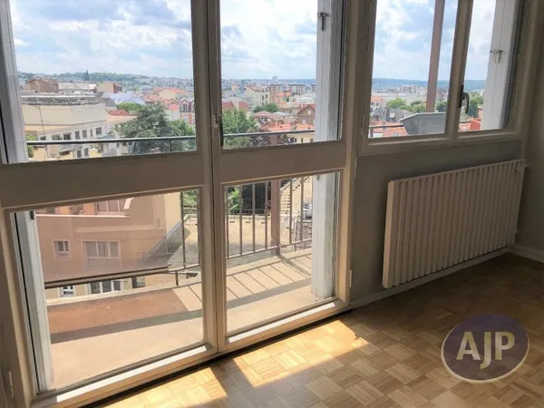 Au pied du RER A station Nanterre VILLE - T4 90 m2