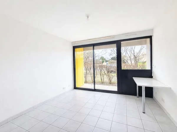 Studio en rez-de-chaussée avec loggia et parking