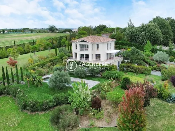 Maison 9 pièces 300 m²