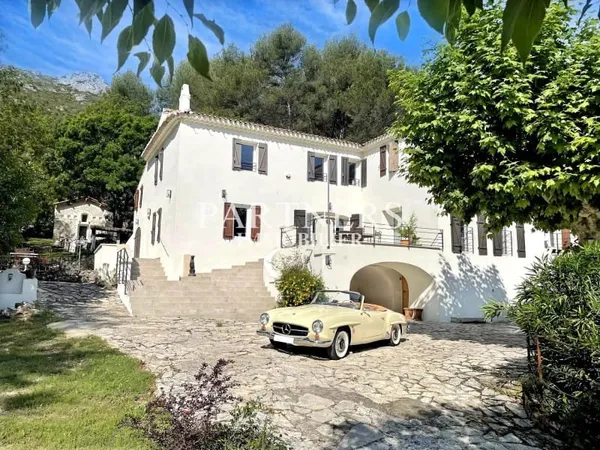 Maison 11 pièces 357 m²