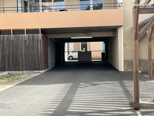 Place de parking extérieur sous haut vent immeuble neuf Le Mans rue Jeanne d'arc