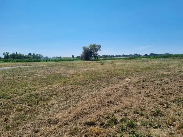 A SAISIR Terrain constructible idéalement situé entre Sai