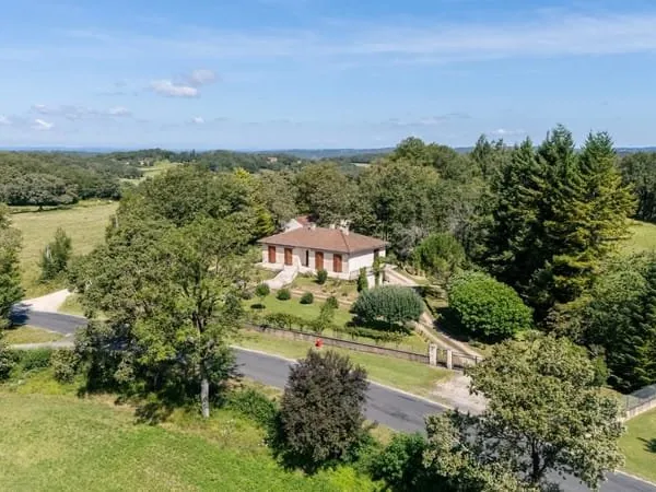 Maison de plain-pied offrant 4 chambres avec dépendances et 23ha de terres