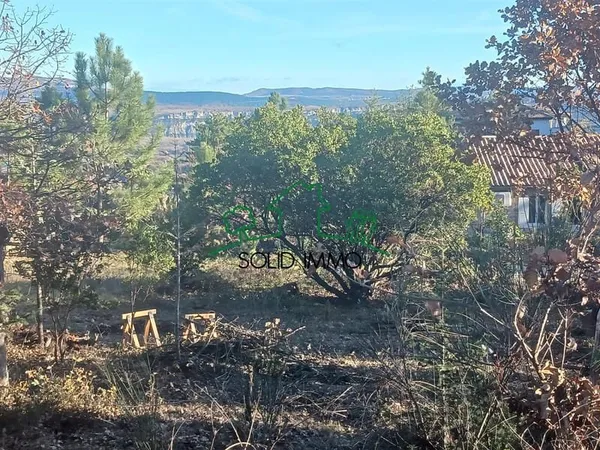 Très beau terrain arboré d'environ 2000m2 dont 810m2 constructible