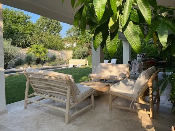 Rare dans le secteur. Maison rénové avec de belles prestations proche de la ville avec piscine