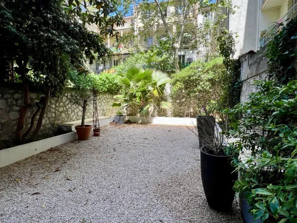 Location Rez-de-jardin d'exception à Marseille, à deux pas de la plage