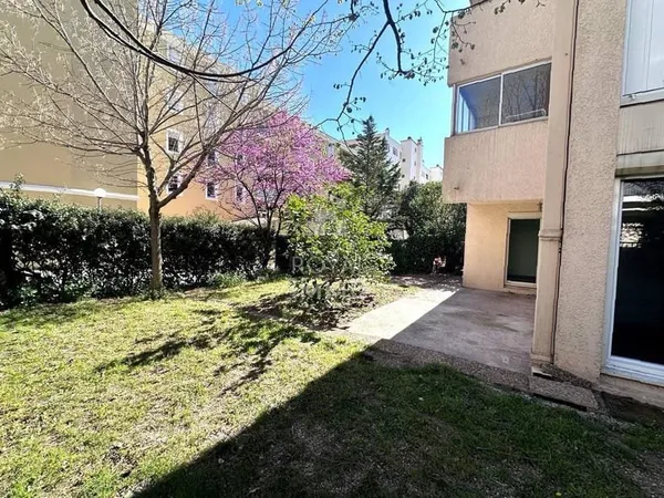 T3 en rez-de-jardin entièrement rénové avec jardin privatif