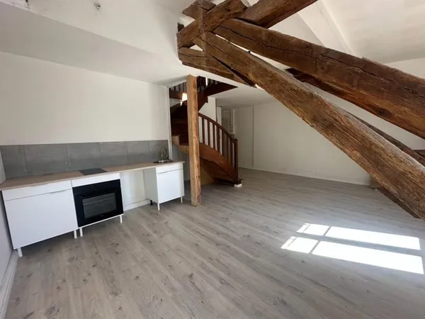Nemours centre secteur église, appartement duplex 1 chambre, 10 mns de la gare à pieds