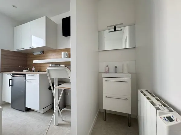 STUDIO MEUBLE-PROCHE BOULEVARD MONTAIGNE-LA2215