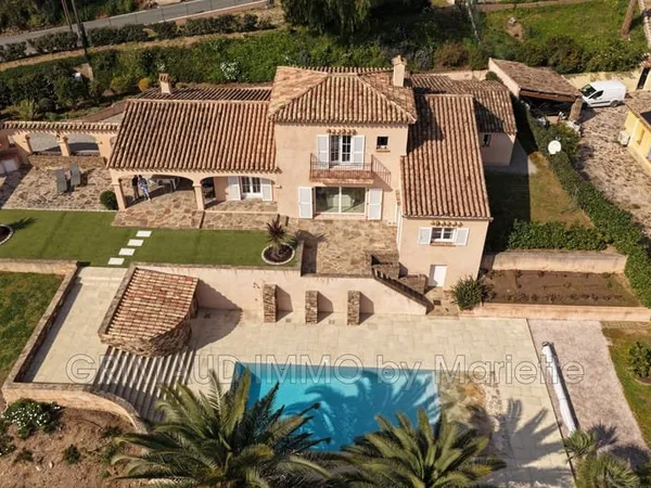 Belle villa avec vue château de Grimaud