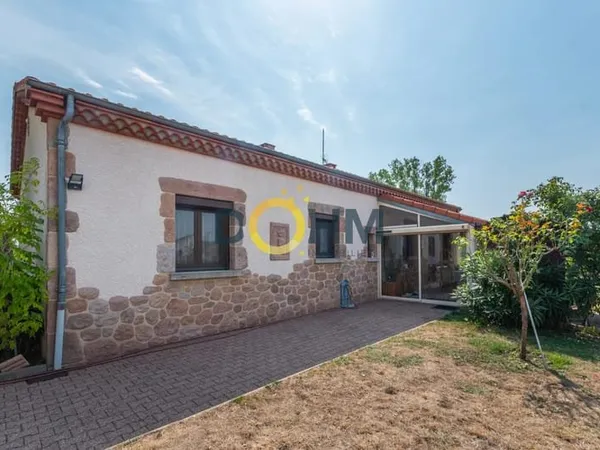 Maison de plain-pied 112 m2 avec terrain arboré et dépendanc