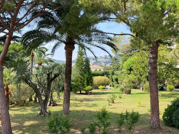 Secteur privilégié,grand T2 en dernier étage avec piscine et garage