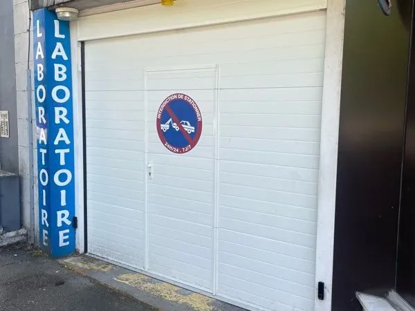 Place parking moto scooter dans garage fermé