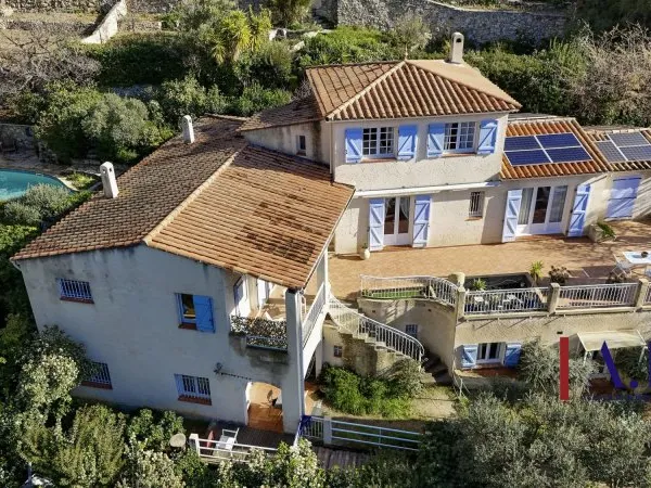 Maison traditionnelle sur les hauteurs avec piscine