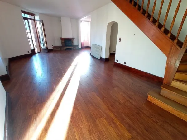 LOCATION APPARTEMENT EN DUPLEX 4 CHAMBRES ET JARDIN CENTRE VILLE MONTLUCON