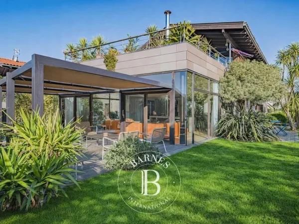 VILLA FAMILIALE RÉNOVÉE PAR UN ARCHITECTE, AVEC TERRASSE ET VUE SUR LE BASSIN, SUR LA PRESQU'ÎLE DU 