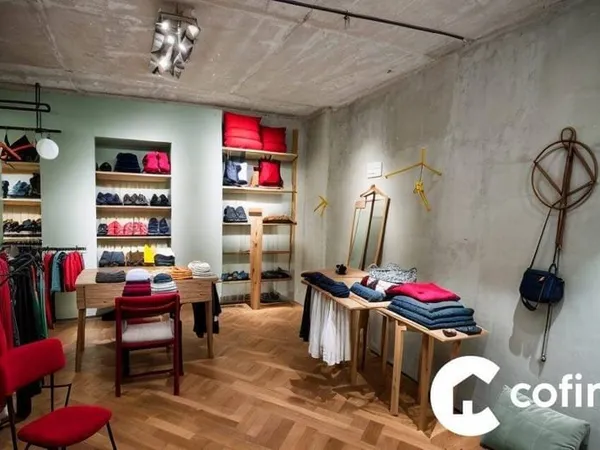Local commercial 140 m²