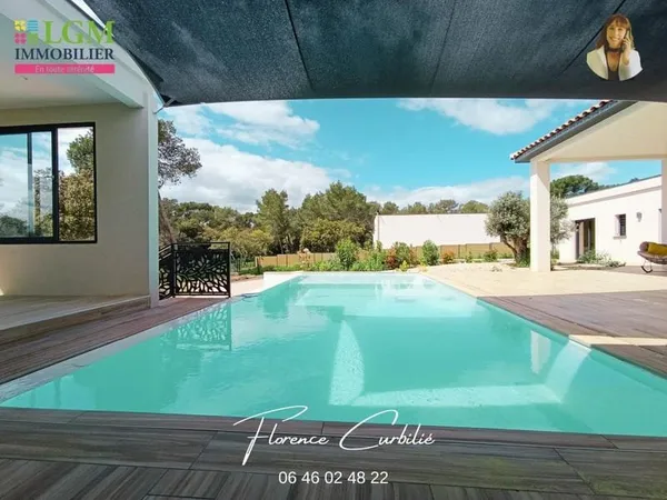 Villa contemporaine 4 chambres avec piscine et garage sur un terrain de 3000m² à l'abri des regards