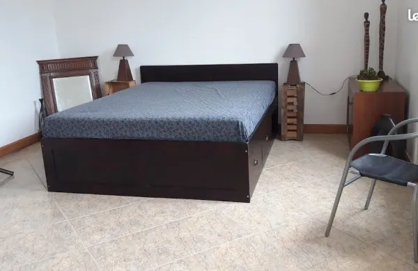 Chambre meublée dans grande maison avec jardin
