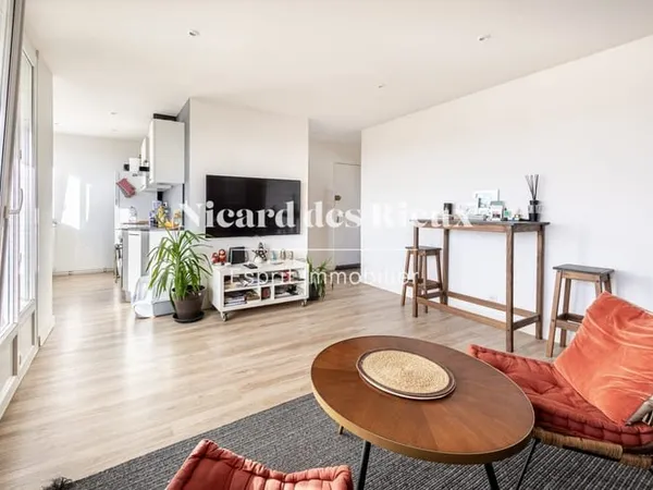 Appartement rénové avec vue imprenable - Luminosité et él?