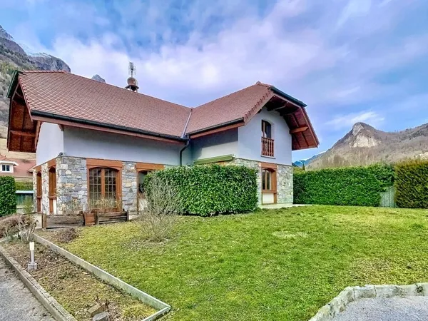 Maison 193 m² à Faverges - Terrain 964 m² - possibilité 2 logements (74)