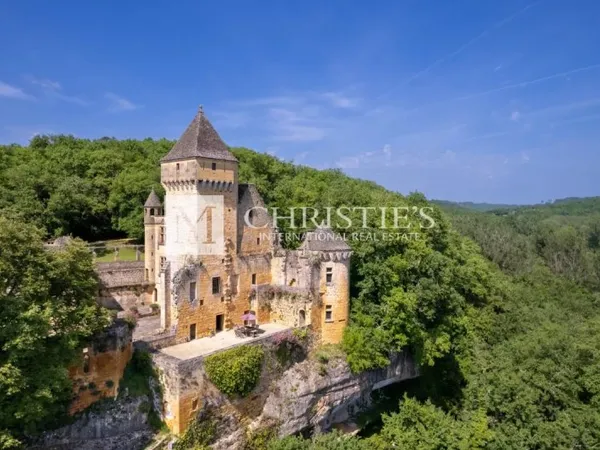 Magnifique château médiéval au coeur de la Dordogne