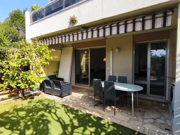 À LOUER - Studio meublé avec jardin privatif + piscine - Corniche Fleurie