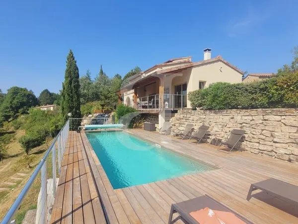 Superbe villa avec vue imprenable et piscine à Dieulefit