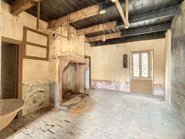 25MN CLERMONT - 5MN CHAMPEIX - Maison à rénover avec terrass