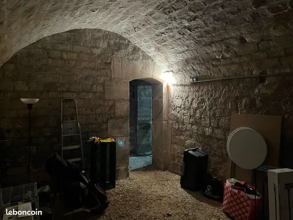 Location Cave 8m Av Trudaine 9eme
