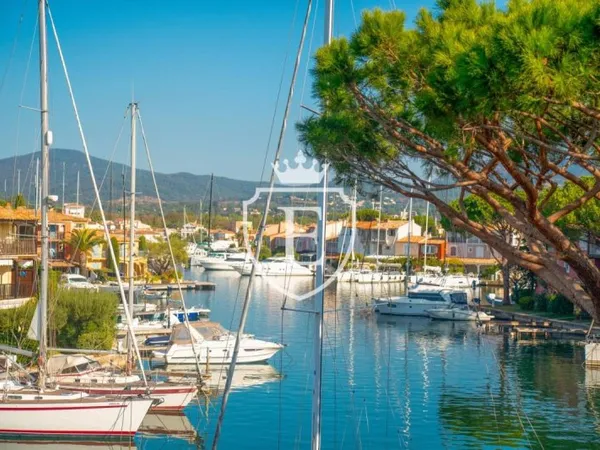 Maison d'exception à Port-Grimaud : Un cadre unique et une expérience exceptionnelle vous attendent.