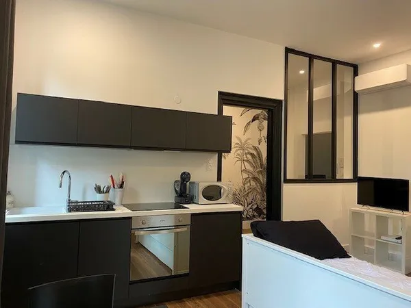 BEAU STUDIO MEUBLE DANS IMMEUBLE DE CHARME ENTIEREMENT RENOV