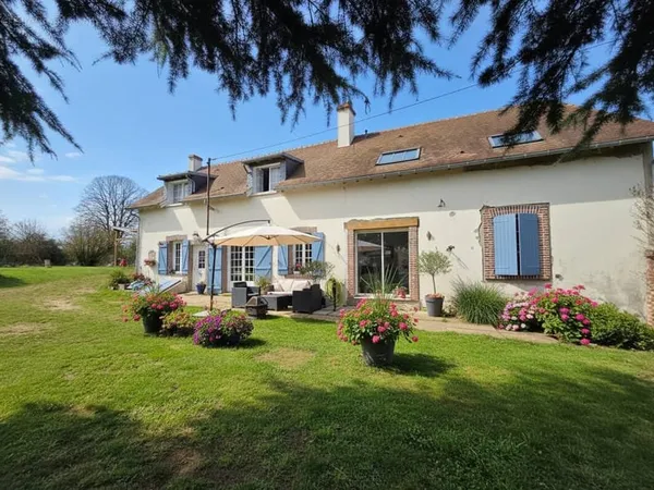 Maison ancienne située à Néron