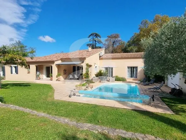 Villa avec piscine et dépendances à Saint-Didier