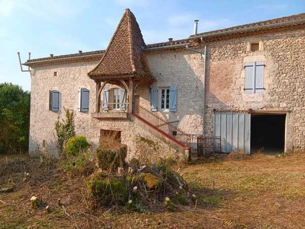Maison Quercynoise avec trois chambres a rénover sur 6000 m2 de terrain, de nombreuses dépendances a