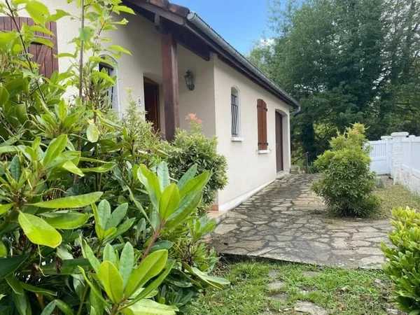 Agréable pavillon avec vue sur étang