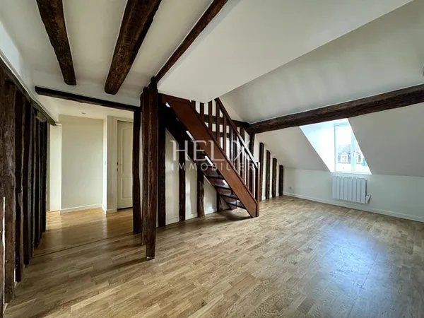 Grand appartement atypique 3 pièces Place du Marché Saint Germain en Laye, château RER A