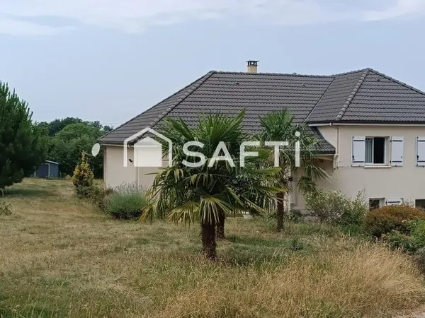 maison récente construite à la campagne avec de beaux volumes