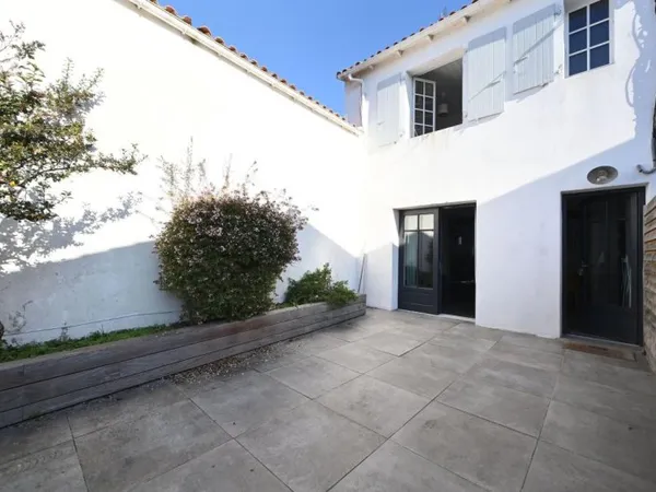 Coeur de village LA FLOTTE - 2 chambres - Double expositions