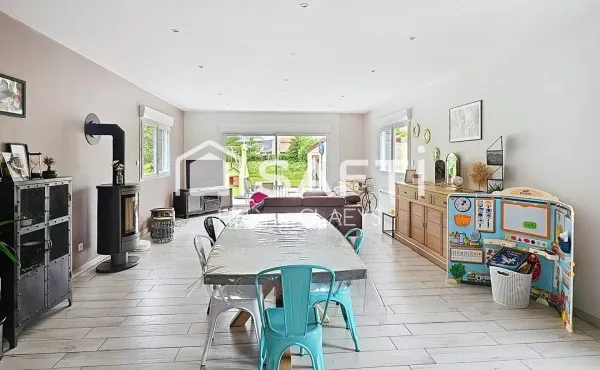 Maison individuelle 3 chambres, cuisine aménagée et équipée, terrasse, jardin, garage, dépendances