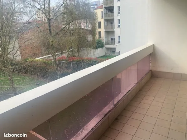Grand studio 33 M2 metro LEO LAGRANGE