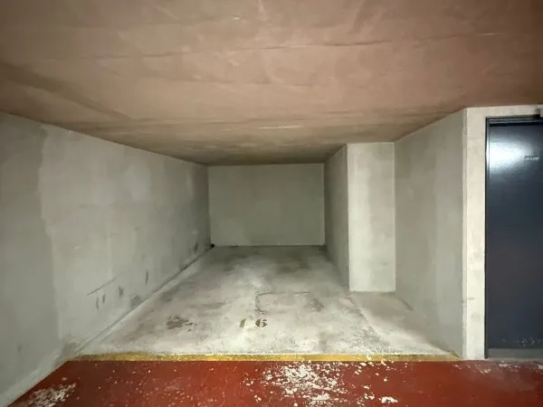Loue parking - 13m²