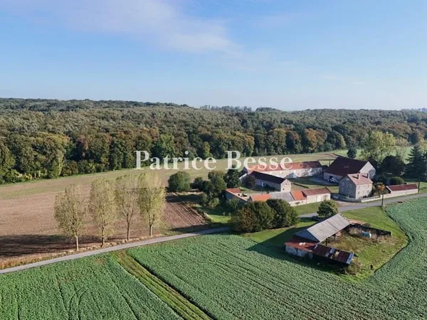 À 1 h 15 de Paris, à l'orée de la forêt de Retz, un corps de ferme isolé, d'une surface bâtie d'envi